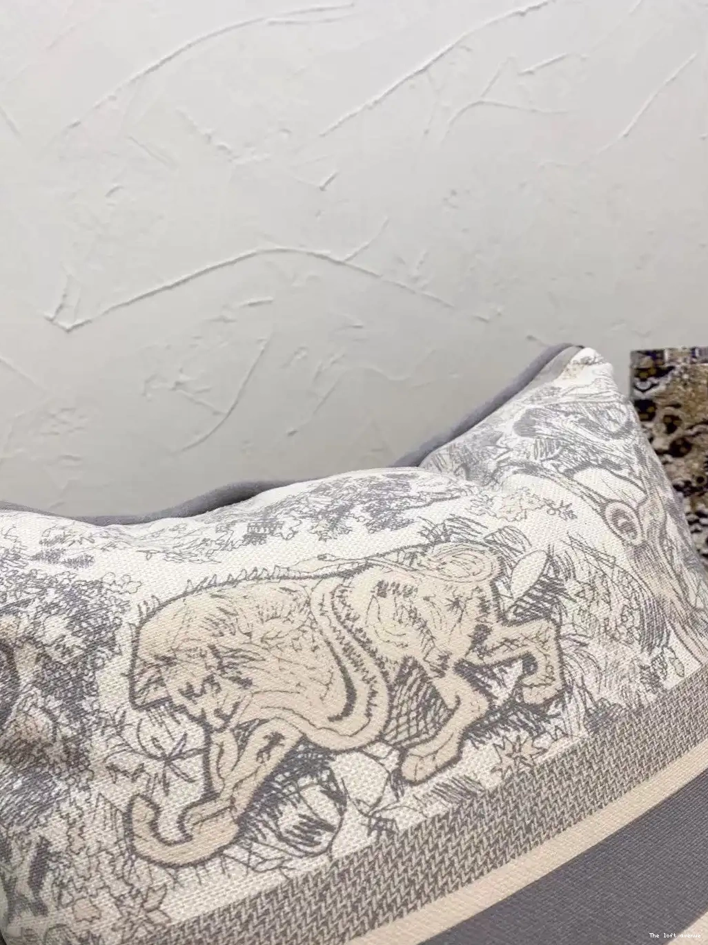 PILLOW THROW GREY CHRISTIAN 0618